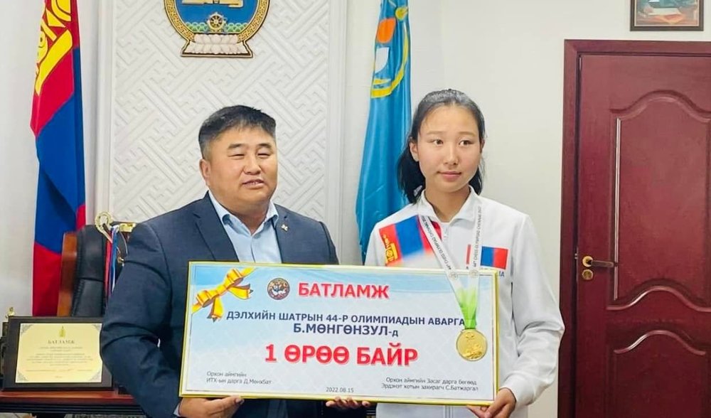 Орхон аймгийн Засаг дарга шатарчин Б.Мөнгөнзулыг орон сууцаар шагналаа